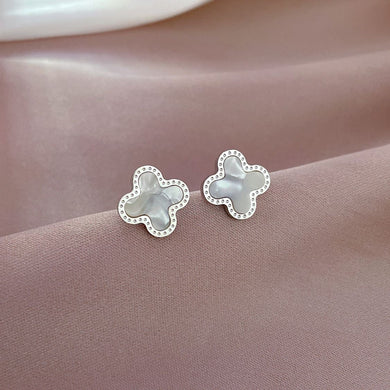 73. Four leaf clover stud earrings in white & stamped silver detail