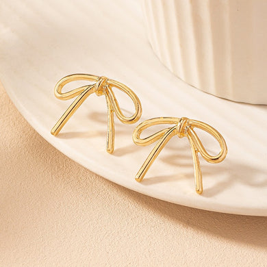 110. Bow stud earrings in gold