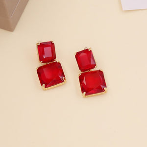 98. Faceted drop earrings in red