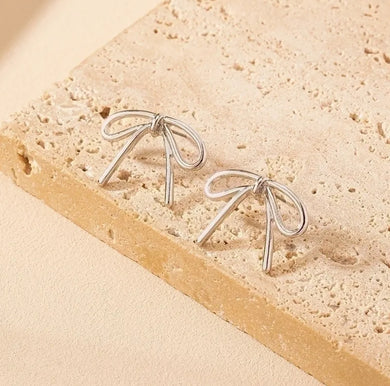 111. Bow stud earrings in silver